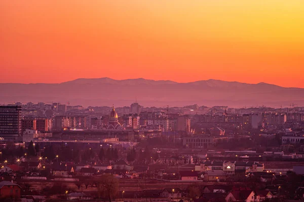 Pôr do sol sobre a cidade ucraniana — Fotografia de Stock