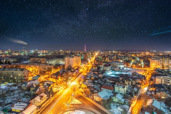 Cidade noturna no fundo do céu estrelado — Fotografia de Stock