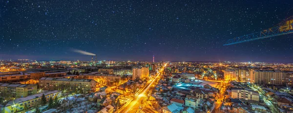 Città di notte sullo sfondo del cielo stellato — Foto Stock