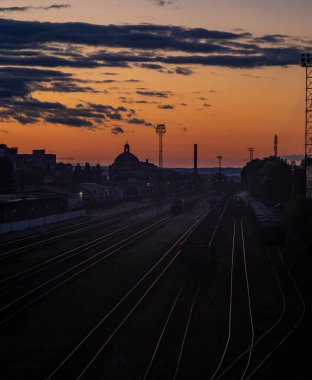 Ukrayna şehrinde gün batımında tren istasyonu