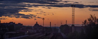 Ukrayna şehrinde gün batımında tren istasyonu