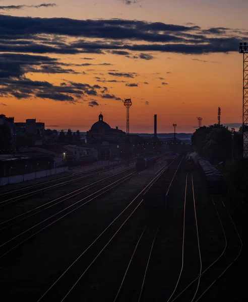 Залізнична станція на заході сонця в українському місті — стокове фото