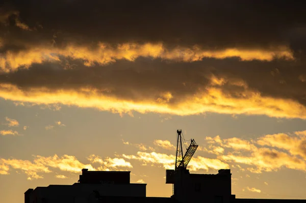 鶴を背景に日没時の雲 — ストック写真