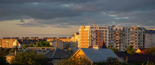 Panorama da cidade ucraniana em uma noite de verão — Fotografia de Stock