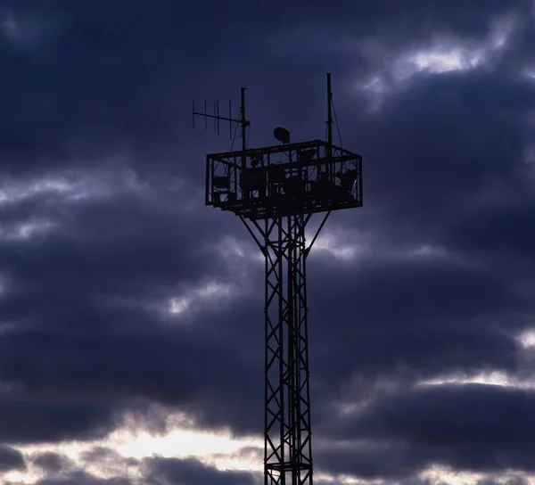 Башня с антеннами на фоне облаков — стоковое фото