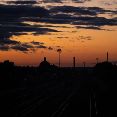 Ukrayna şehrinde gün batımında tren istasyonu