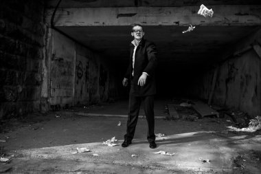 yakışıklı olan bir beyaz gömlek ve siyah ceket