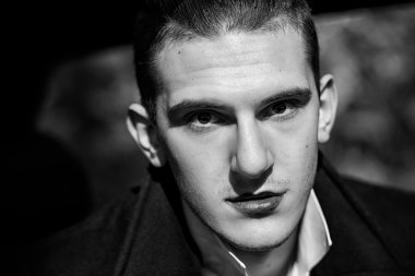 açılarak bir Beyaz tişörtlü yakışıklı adam 