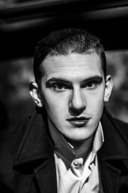 yakışıklı olan beyaz bir gömlek ve güzel gözleri