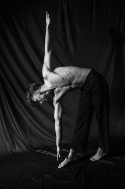 güzel bir genç kas adam tutkulu dansı