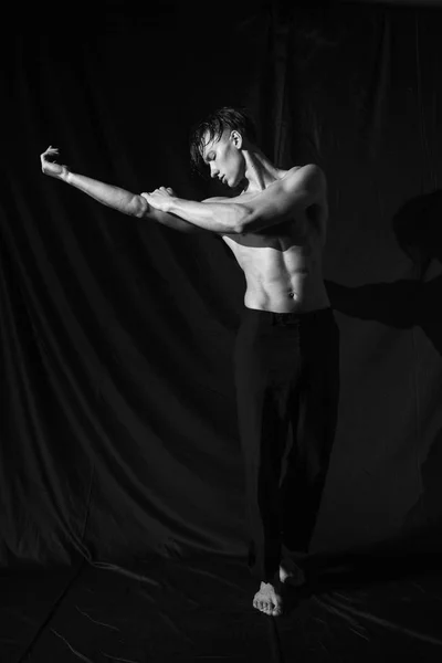 아름 다운 젊은 근육 질의 남자의 감성 댄스 — 스톡 사진