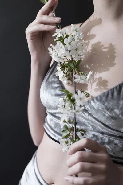 Дівчина в сірій білизні з вишневими квітами — стокове фото