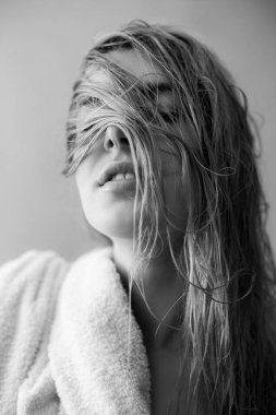 Islak beyaz saçlı seksi sarışınlar 