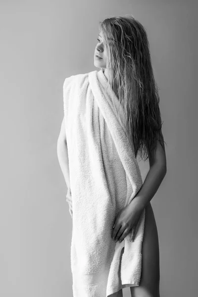 Naked blonde after shower covered with a towel — Stockfoto