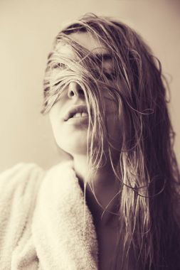 Islak beyaz saçlı seksi sarışınlar 