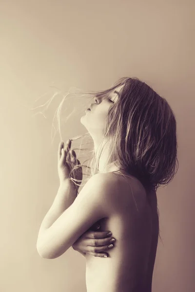 Szexi meztelen szőke játszik — Stock Fotó