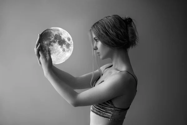 Девушка с белыми волосами держит луну в руках Стоковое Фото