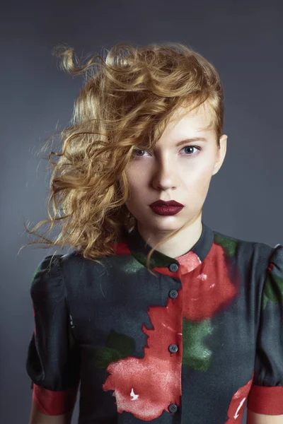 Hosszú színes ruha a gyönyörű vörös hajú lány — Stock Fotó