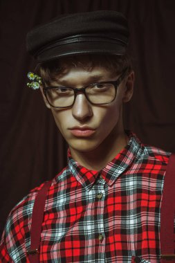 Şık adam ekose gömlek ve kır çiçekleri