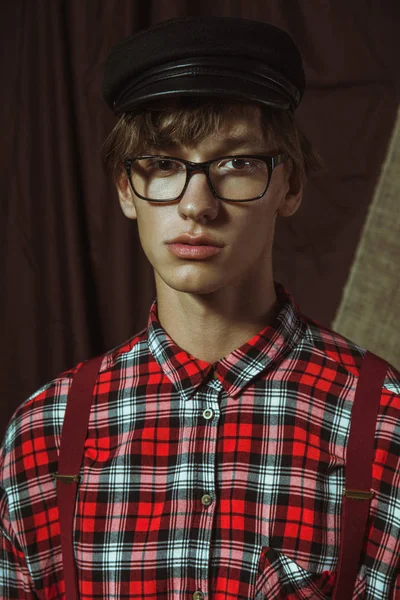 Un joven con gorra negra y gafas — Foto de Stock
