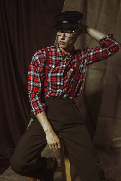 Chico atractivo de pelo oscuro con gafas en camisa a cuadros — Foto de Stock