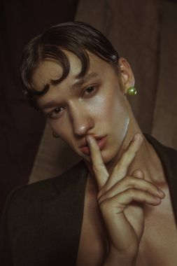 Seksi esmer adam parmağını dudaklarına dokunur.