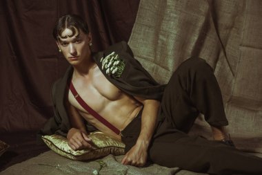 Seksi esmer yarı çıplak adam yerde yatıyor