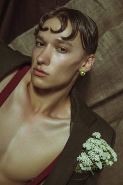 Güzel seksi genç adam emzirme ile