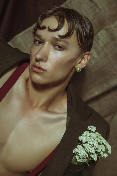 Güzel seksi genç adam emzirme ile