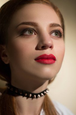 uzak arıyorum güzel yüz hatları ile çekici genç esmer