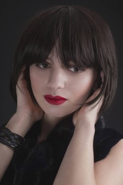 Ellerini yüzüne yakın tutarak ve yana doğru seyir güzel esmer