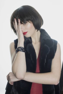 güzel genç esmer coquettishly tek gözünü kapatır