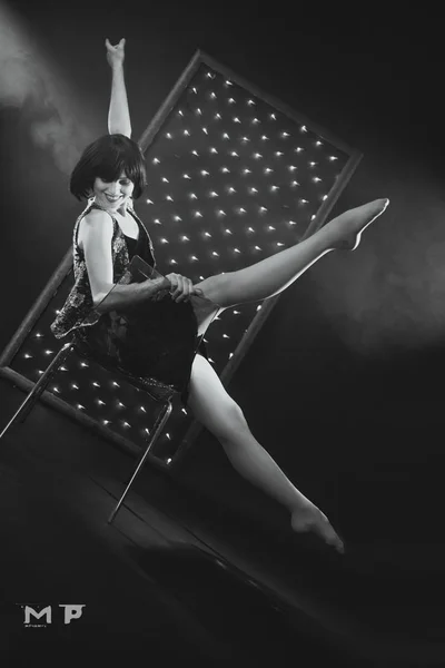 Bailarina Hermoso Vestido Contra Telón Fondo Las Luces — Foto de Stock