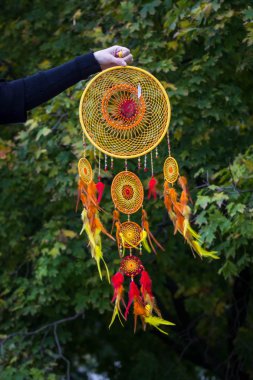 Tüy, deri, boncuk ve ipleri yapılmış Dreamcatcher