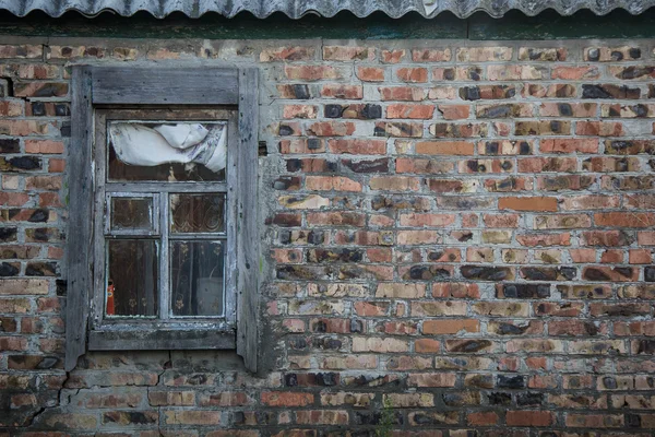 Imagen de la vieja ventana en la pared de ladrillo rojo — Foto de Stock