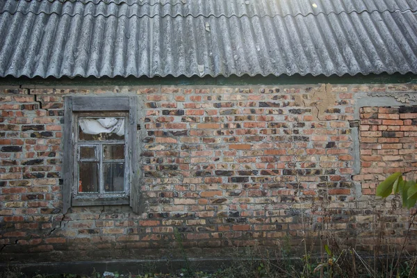 Imagen de la vieja ventana en la pared de ladrillo rojo — Foto de Stock