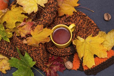 Kabaklar, eşarp sıcak çay ile ahşap tablo