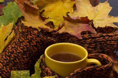 Kabaklar, eşarp sıcak çay ile ahşap tablo