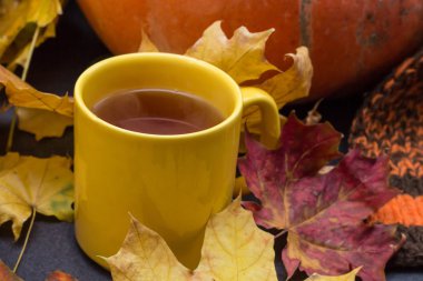 Kabaklar, eşarp sıcak çay ile ahşap tablo