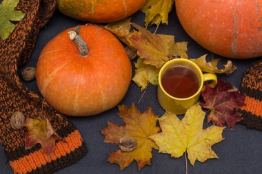Kabaklar, eşarp sıcak çay ile ahşap tablo