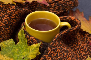 Kabaklar, eşarp sıcak çay ile ahşap tablo