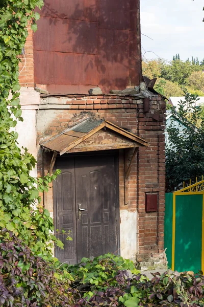 Asma Milli ile eski kapı — Stok fotoğraf