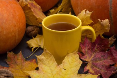 Kabaklar, eşarp sıcak çay ile ahşap tablo