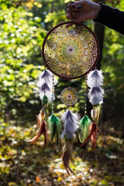 Tüy, deri, boncuk ve ipleri yapılmış Dreamcatcher