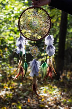 Tüy, deri, boncuk ve ipleri yapılmış Dreamcatcher