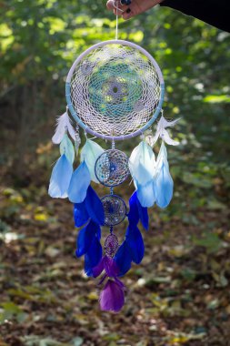 Tüy, deri, boncuk ve ipleri yapılmış Dreamcatcher