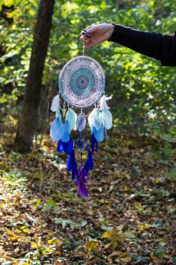 Tüy, deri, boncuk ve ipleri yapılmış Dreamcatcher