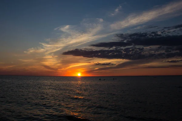 Bellissimo tramonto viola sul mare — Foto Stock