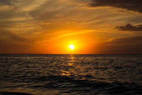 Belo pôr do sol roxo sobre o mar — Fotografia de Stock