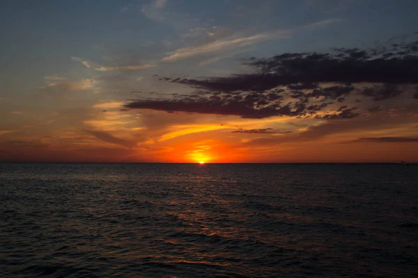 Hermosa puesta de sol púrpura sobre el mar — Foto de Stock